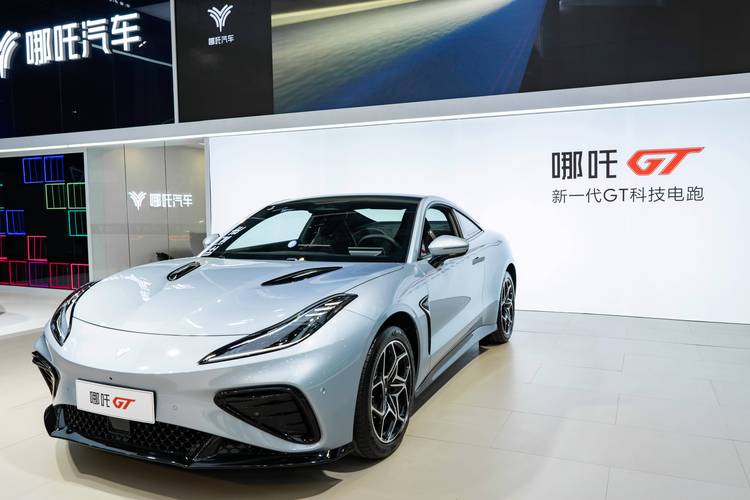 东莞41哪吒汽车在智能汽车领域的表现，领途汽车在新能源汽车市场中的影响力